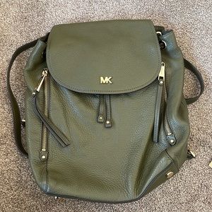 Michael Kors Evie medium Leather Backpack in Olive green